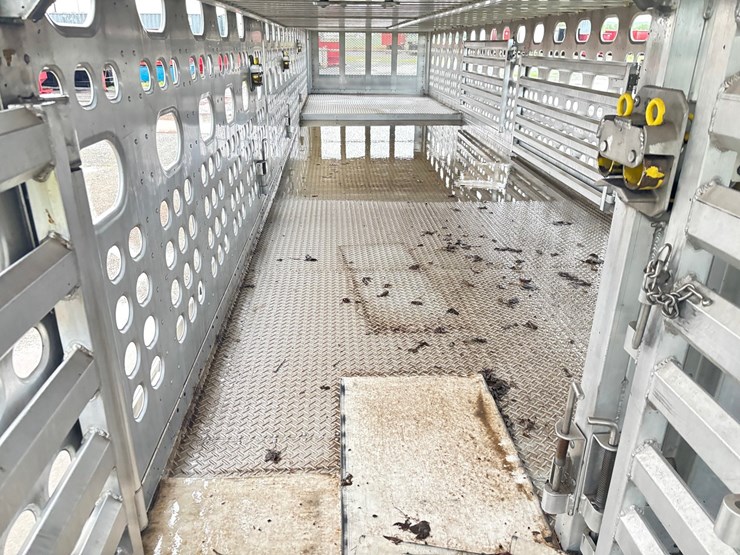2017-eby-livestock-trailer-image-37