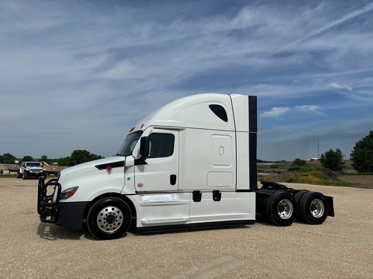 2022-freightliner-cascadia-126-image-1