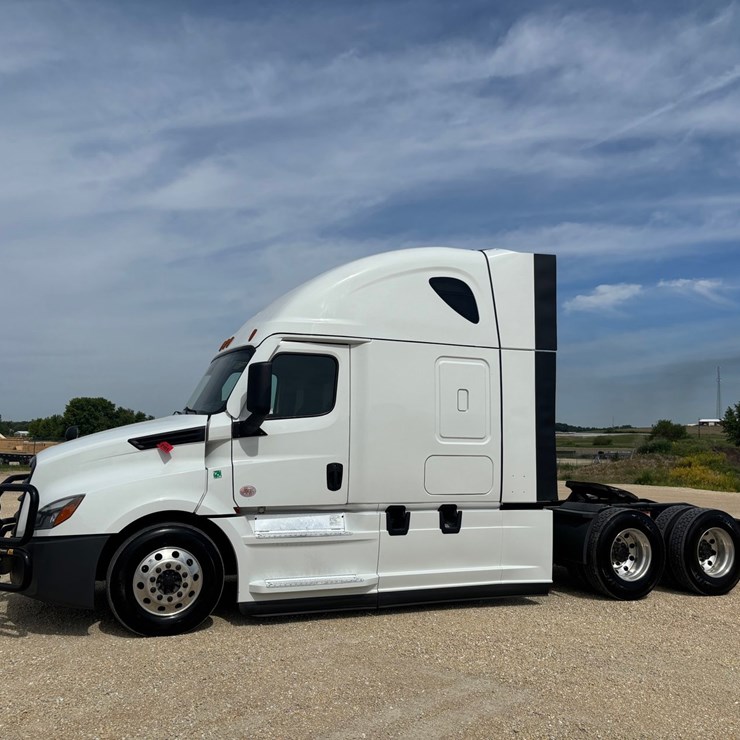 2022 FREIGHTLINER CASCADIA 126
