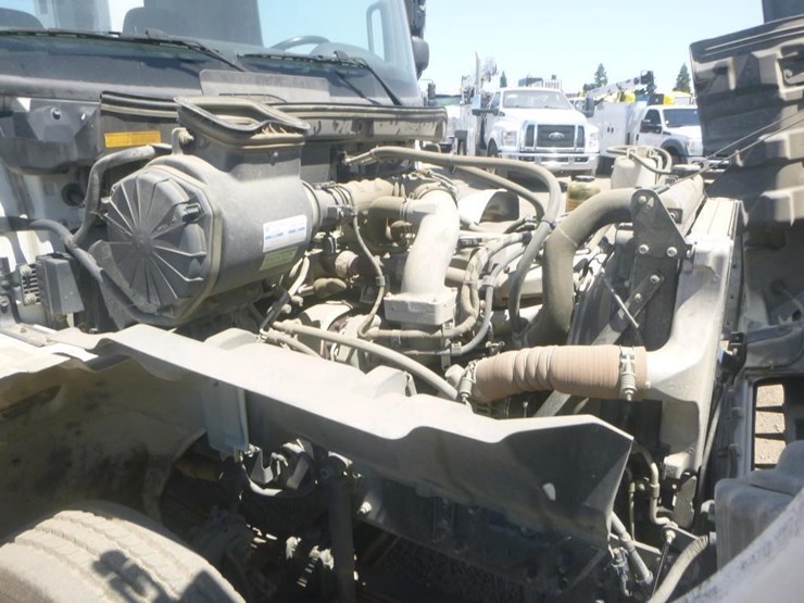 2015-hino-268-image-32