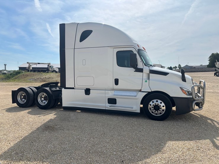 2022-freightliner-cascadia-126-image-4