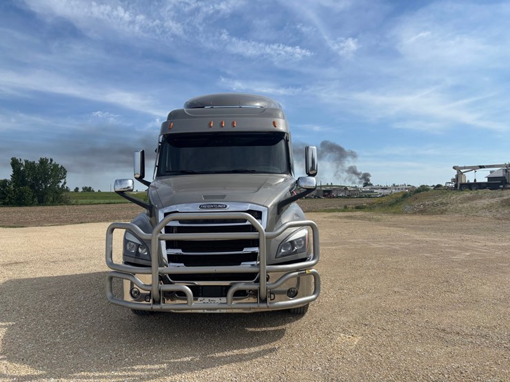 #2164-•-2022-freightliner-cascadia-pt126slp-sleeper-cab-truck-tractor-image-6