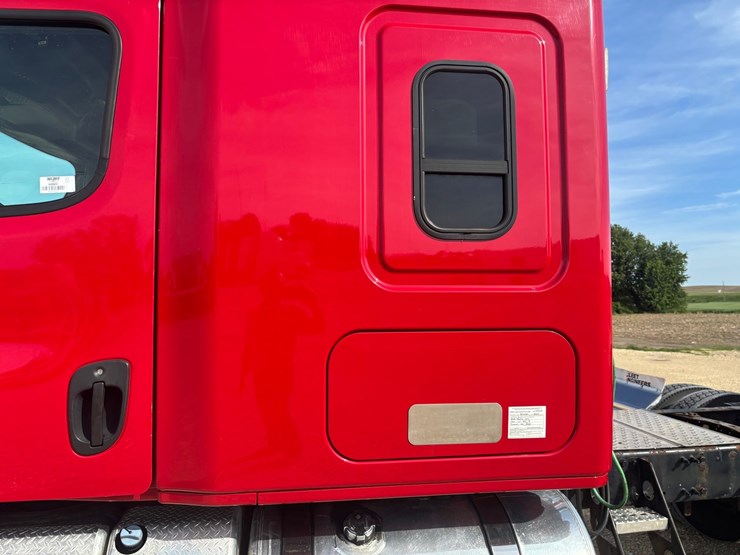 2017-freightliner-cascadia-125-image-11