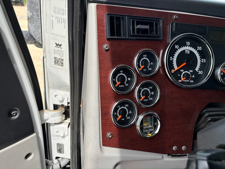 2020-western-star-5700xe-image-59
