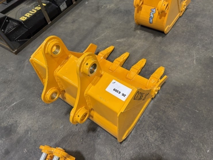 2026-caterpillar-305-image-4