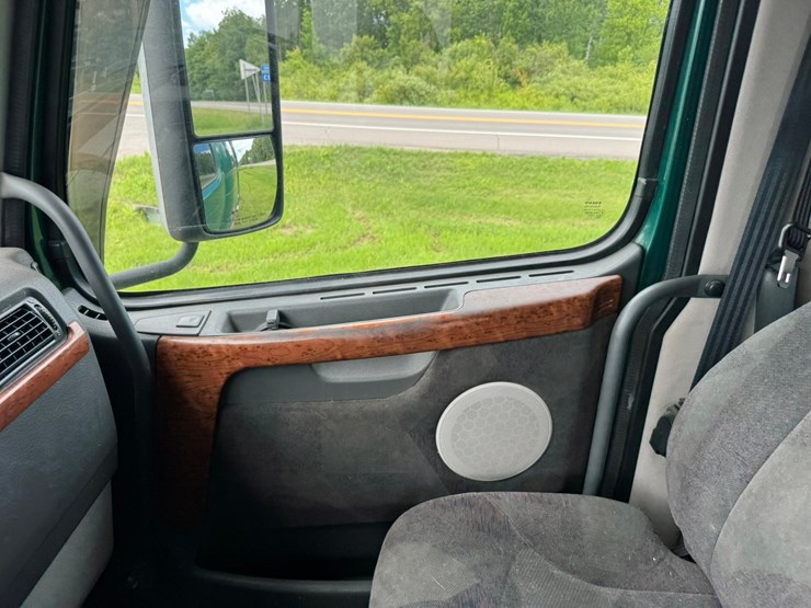 #1858-•-2007-volvo-10th-anniversary-series-sleeper-cab-truck-tractor-image-38