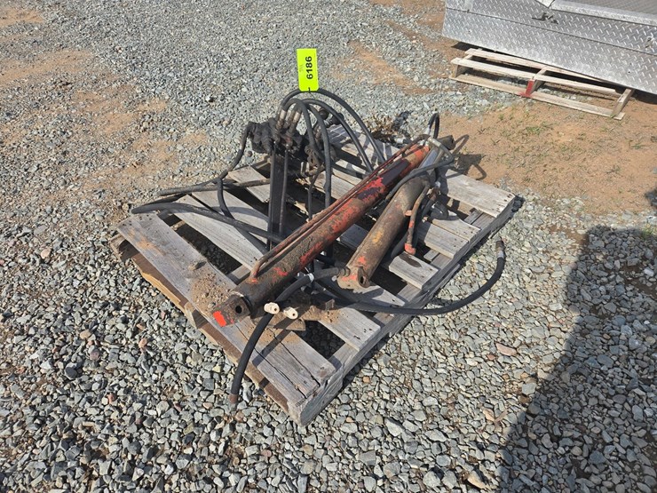 #6186-•-(2)-hydraulic-cylinders,-hydraulic-valve-assembly-w/-hoses-image-1