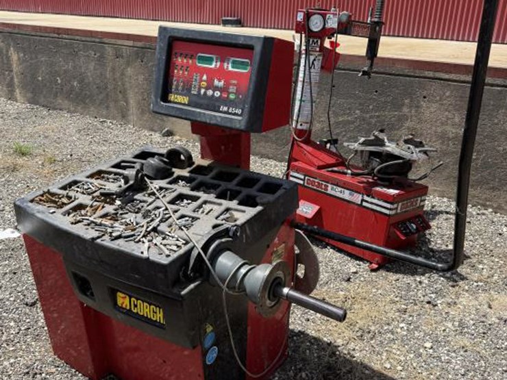 #62-•-corghi-em8540-tire-balancer-machine-image-3