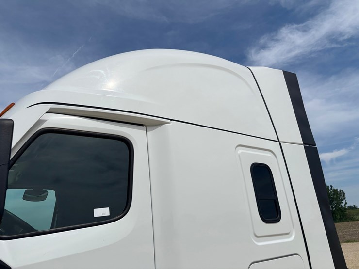 2021-freightliner-cascadia-126-image-11