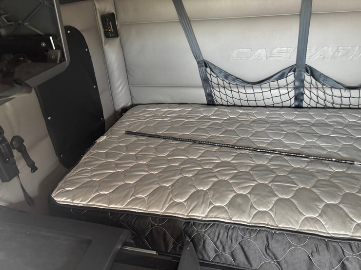 #2164-•-2022-freightliner-cascadia-pt126slp-sleeper-cab-truck-tractor-image-74