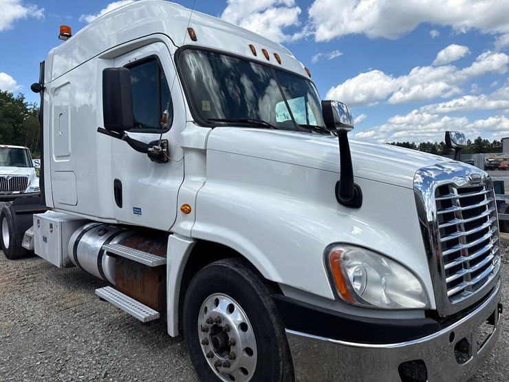 #60944-•-2016-freightliner-125-sleeper-cab-truck-tractor-image-63