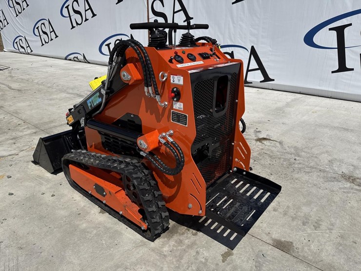 #5017-•-unused-future-ft36c-mini-skid-steer-image-3