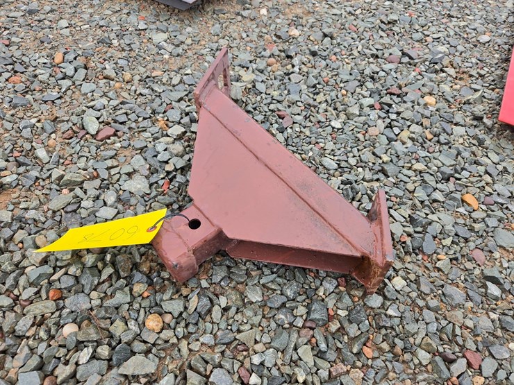 #6082-•-unused-2"-skid-steer-hitch-adapter-image-1