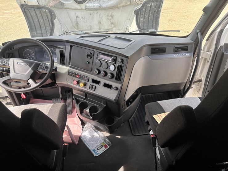 2022-freightliner-cascadia-126-image-74