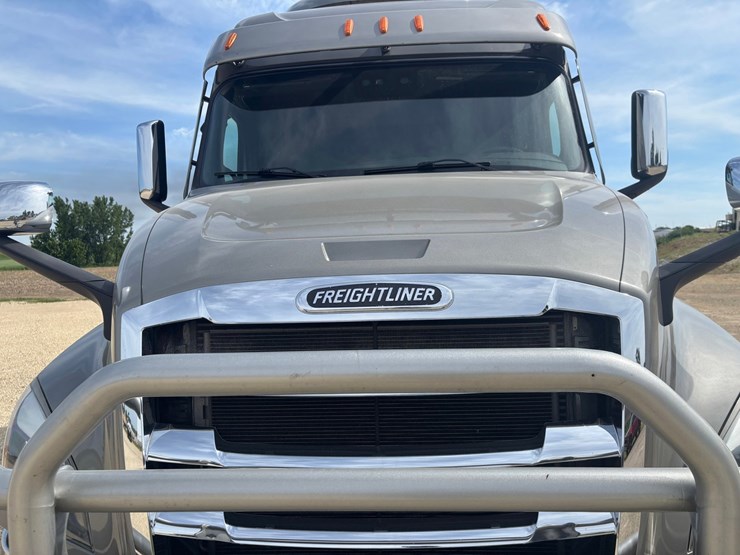 #2164-•-2022-freightliner-cascadia-pt126slp-sleeper-cab-truck-tractor-image-24