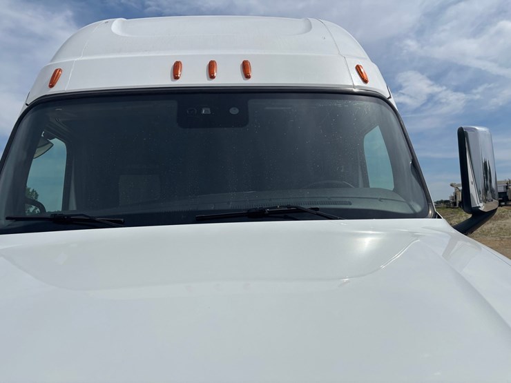 2021-freightliner-cascadia-126-image-23