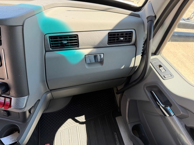 2018-kenworth-t680-image-61
