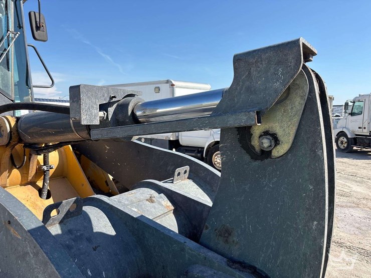 2014-deere-644k-image-11