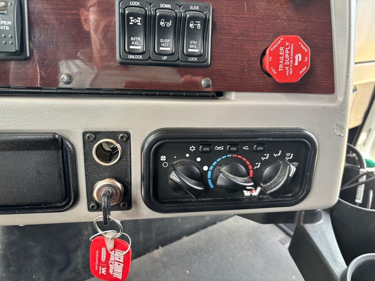 2020-western-star-5700xe-image-56