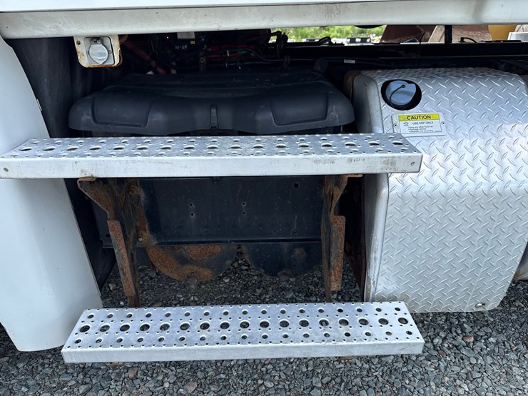 #60944-•-2016-freightliner-125-sleeper-cab-truck-tractor-image-28