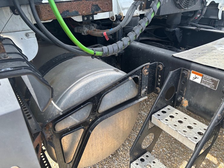 2021-freightliner-cascadia-126-image-110