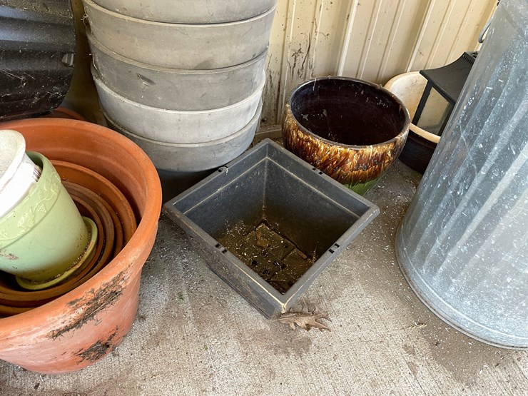 #7175-•-assortment-of-lawn-and-garden-planters-image-6