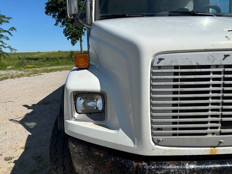 2000-freightliner-fl80-image-13