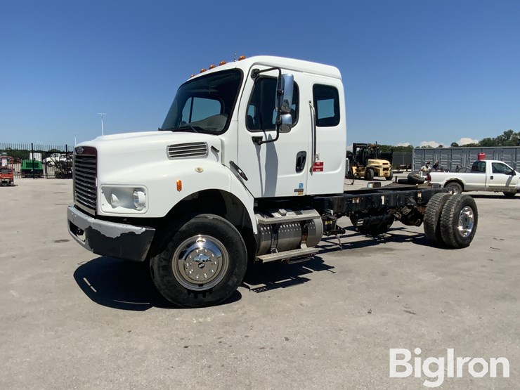 2010-freightliner-m2-106-image-1