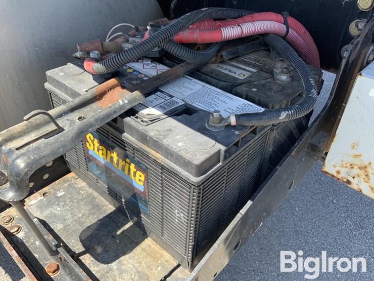2010-freightliner-m2-106-image-18