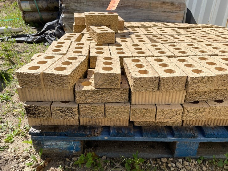#7116-•-partial-pallet-of-landscape-brick-image-5