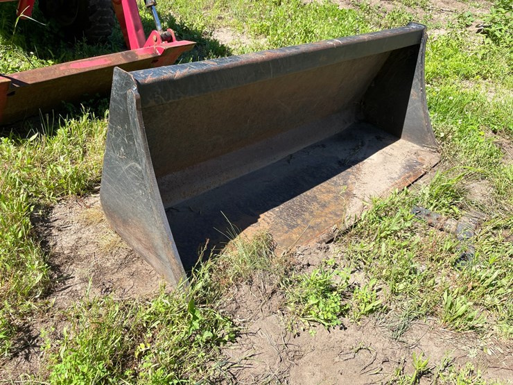 #7121-•-universal-mount-skid-steer-bucket-image-3