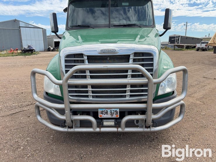 2015-freightliner-cascadia-125-image-11