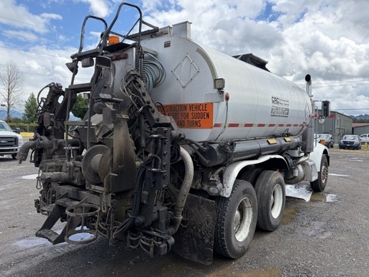 2002-peterbilt-330-image-4