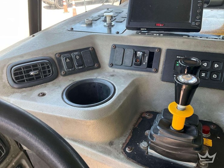2015-peterbilt-320-image-13