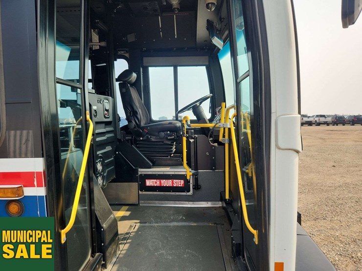 2007-new-flyer-restyled-low-floor-s/a-passenger-wheelchair-accessible-bus-image-20