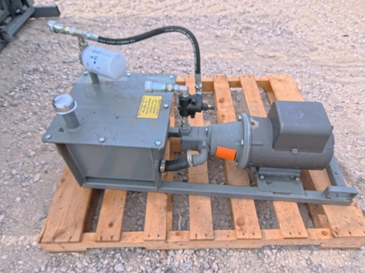 #1057-•-molly-mfg,-silencer-hydraulic-cattle-chute-image-9