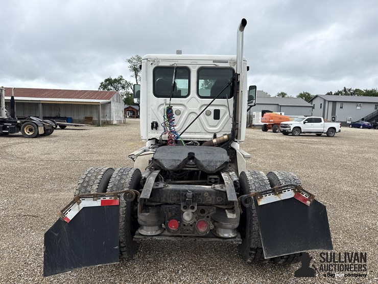 2011-freightliner-cascadia-truck-tractor-image-6