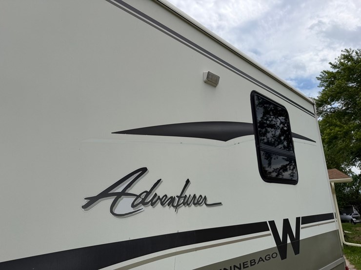 #1490-•-2001-winnebago-adventurer-image-19