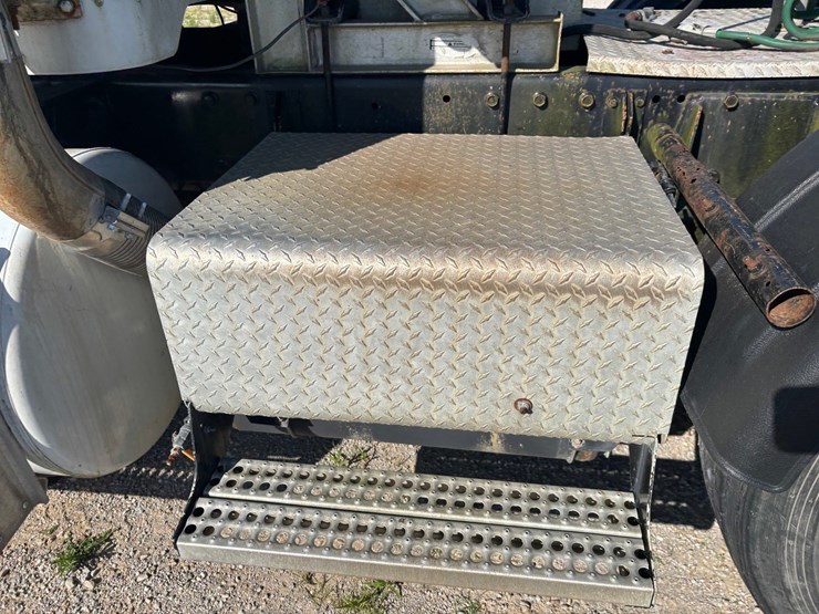 1988-peterbilt-377-image-60