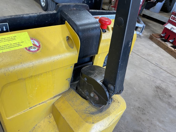 #6061-•-yale-electric-pallet-jack-image-13