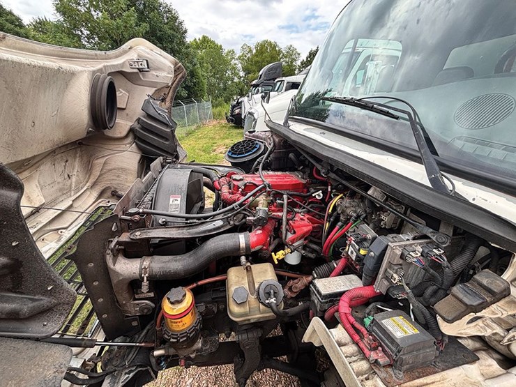 2012-freightliner-m2-106-image-4