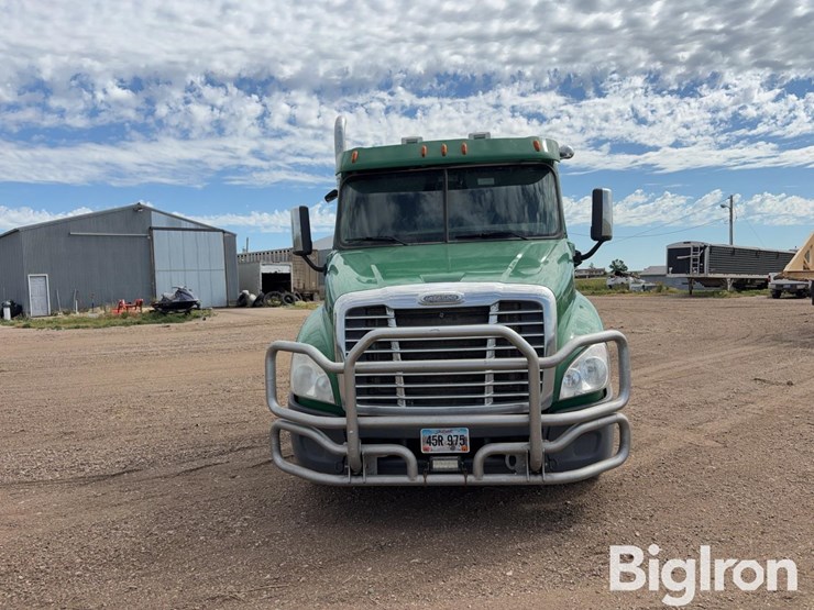 2015-freightliner-cascadia-125-image-2