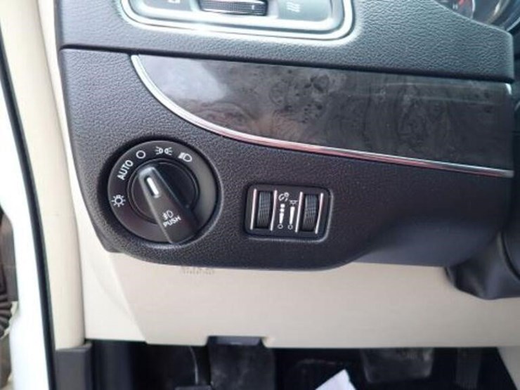 2016-chrysler-town-&-country-image-18