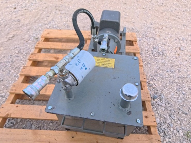 #1057-•-molly-mfg,-silencer-hydraulic-cattle-chute-image-10