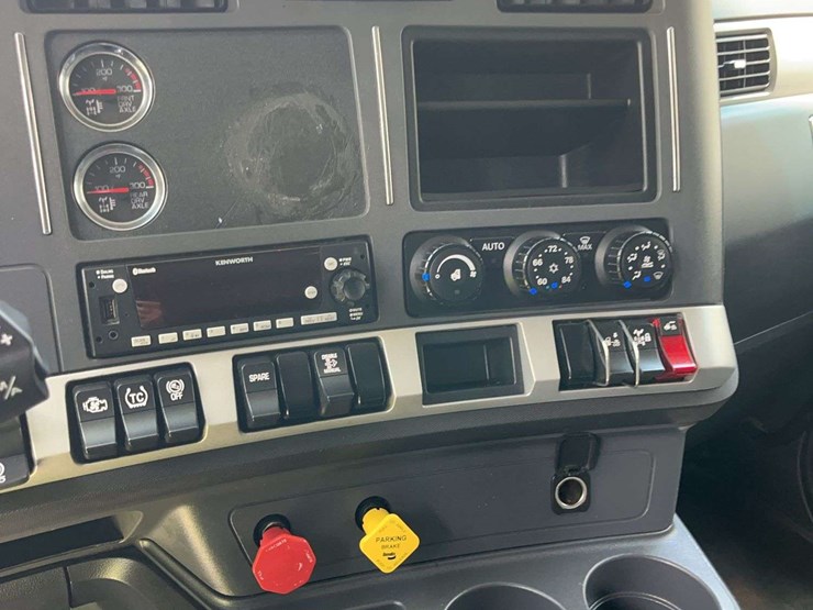 2022-kenworth-t680-image-18