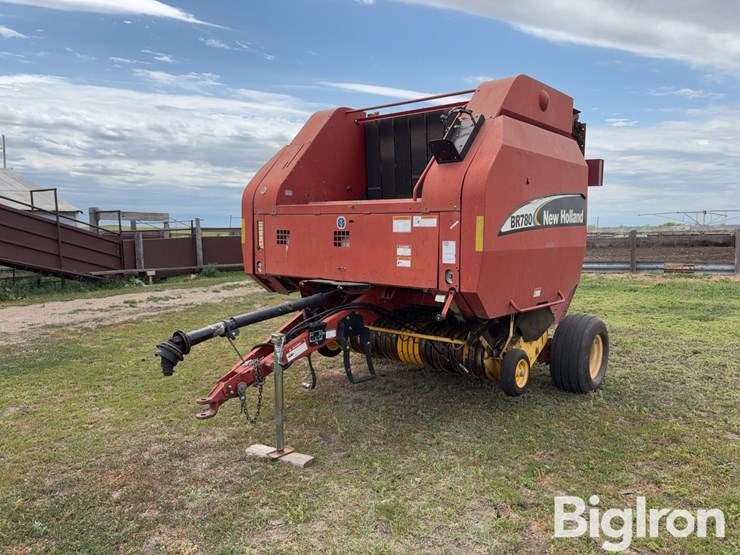 2004-new-holland-br780-image-1