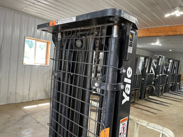 #6063-•-yale-electric-pallet-stacker-image-12