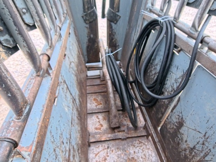 #1057-•-molly-mfg,-silencer-hydraulic-cattle-chute-image-8