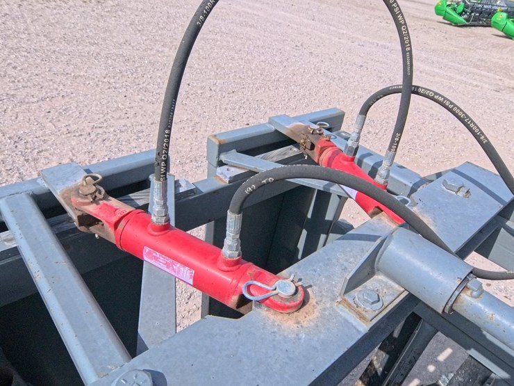 #1057-•-molly-mfg,-silencer-hydraulic-cattle-chute-image-17