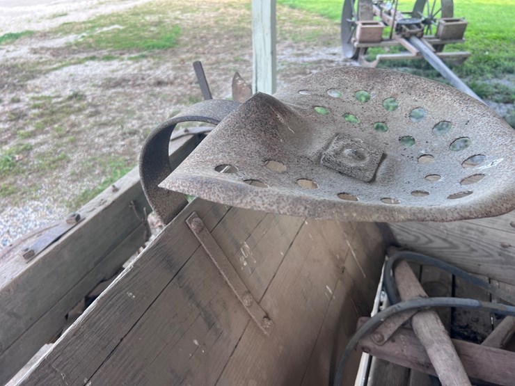 #5595-•-john-deere-wooden-draper-spreader-image-4